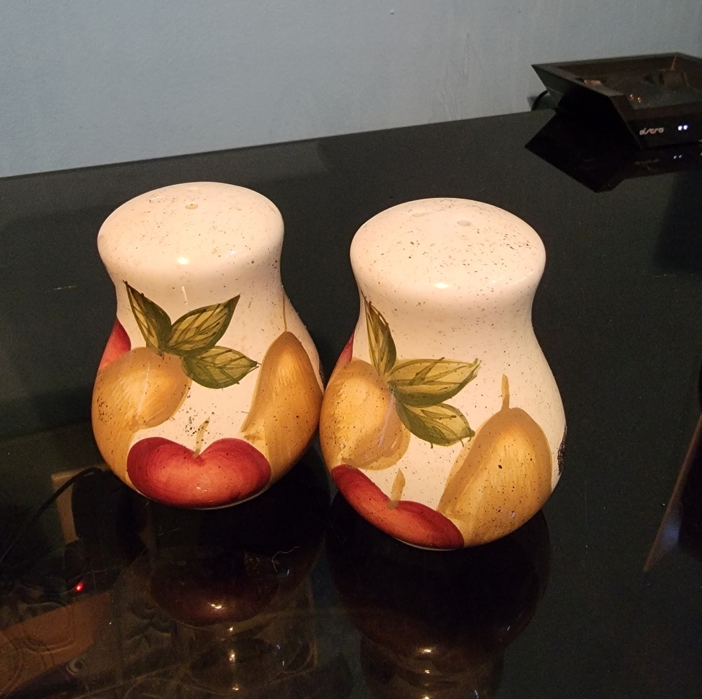 Vtg. Indoor Outfitters Apple & Pear Salt & Pepper Shakers